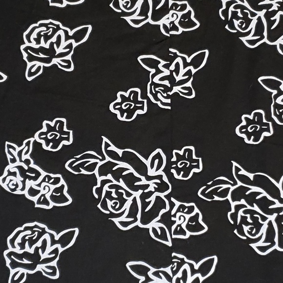Black skirt with White Roses Knee Length‎ - Picture 5 of 5